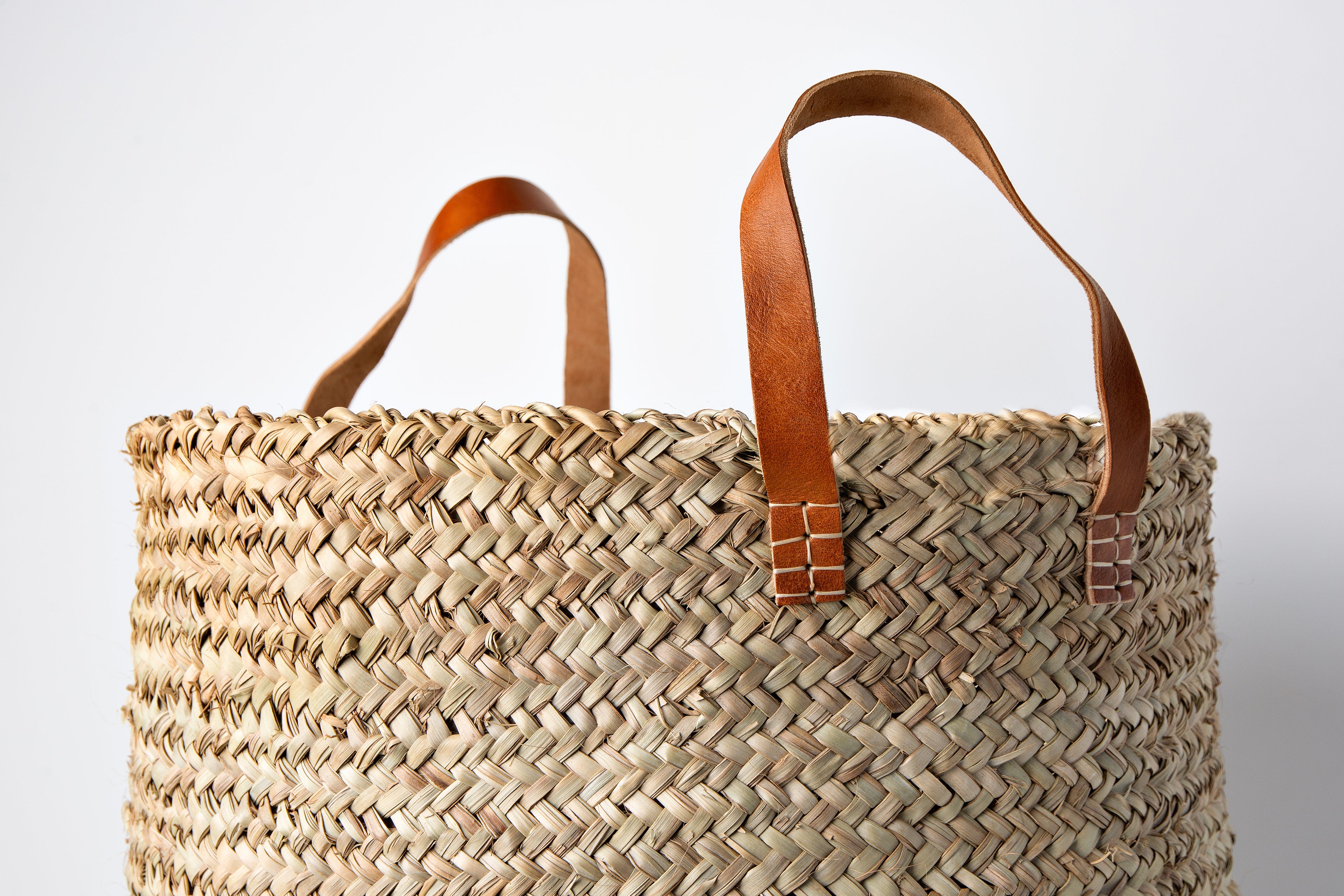PROXIMAMENTE: Cesto colada con asas de cuero